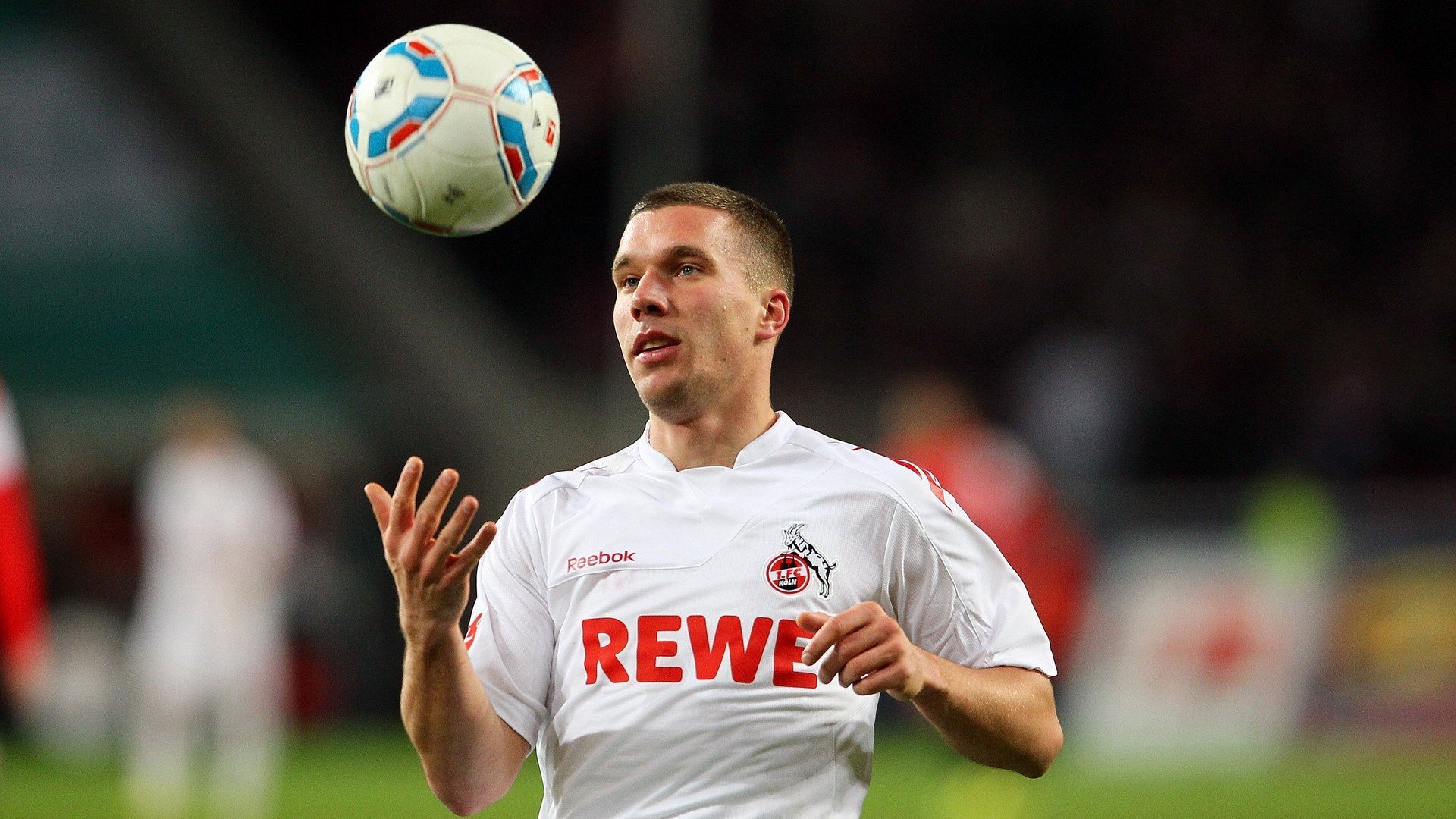 库里加入环保组织推广绿色篮球场，库里的黄色篮球